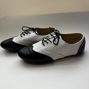 Ollio Classic Lace Up Dress Low Flat Heel Oxford Black And White Women’s Size 8